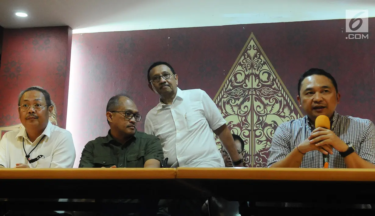 Ketum INACA Ari Askhara (kanan) memberi keterangan terkait penerapan tarif batas atas dan bawah pada maskapai penerbangan di Jakarta, Minggu (13/1). INACA menyampaikan keputusan untuk menurunkan harga tiket pesawat. (Liputan6.com/Herman Zakharia)