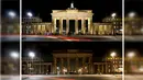 Foto kombinasi dari gerbang Brandenburger Tor sebelum dan saat memperingati Earth Hour di Berlin, Jerman (19/3/2016). (Reuters / Fabrizio Bensch)