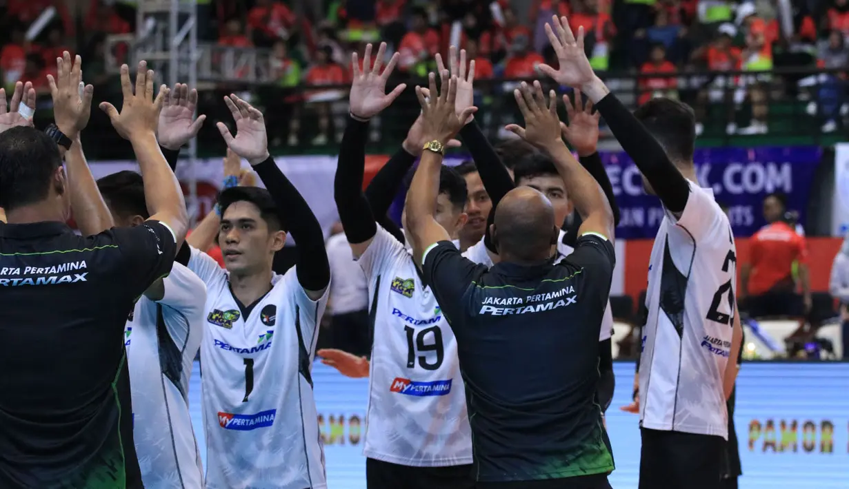 <p>Selebrasi para pemain Jakarta Pertamina Pertamax bersama ofisial tim setelah mengalahkan Jakarta Garuda Jaya pada laga pekan pertama putaran I PLN Mobile Proliga 2024 di GOR Amongrogo, Yogyakarta, Sabtu (27/4/2024). Jakarta Pertamina Pertamax menang 3-0 (25-16, 25-23, 25-15). (Dok. PBVSI)</p>