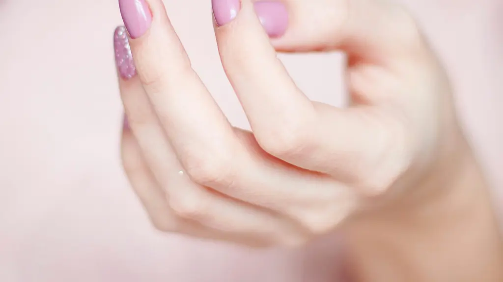 kuku yang cantik perlu menghindari kebiasaan buruk./copyright pexels/Valeria Boltneva