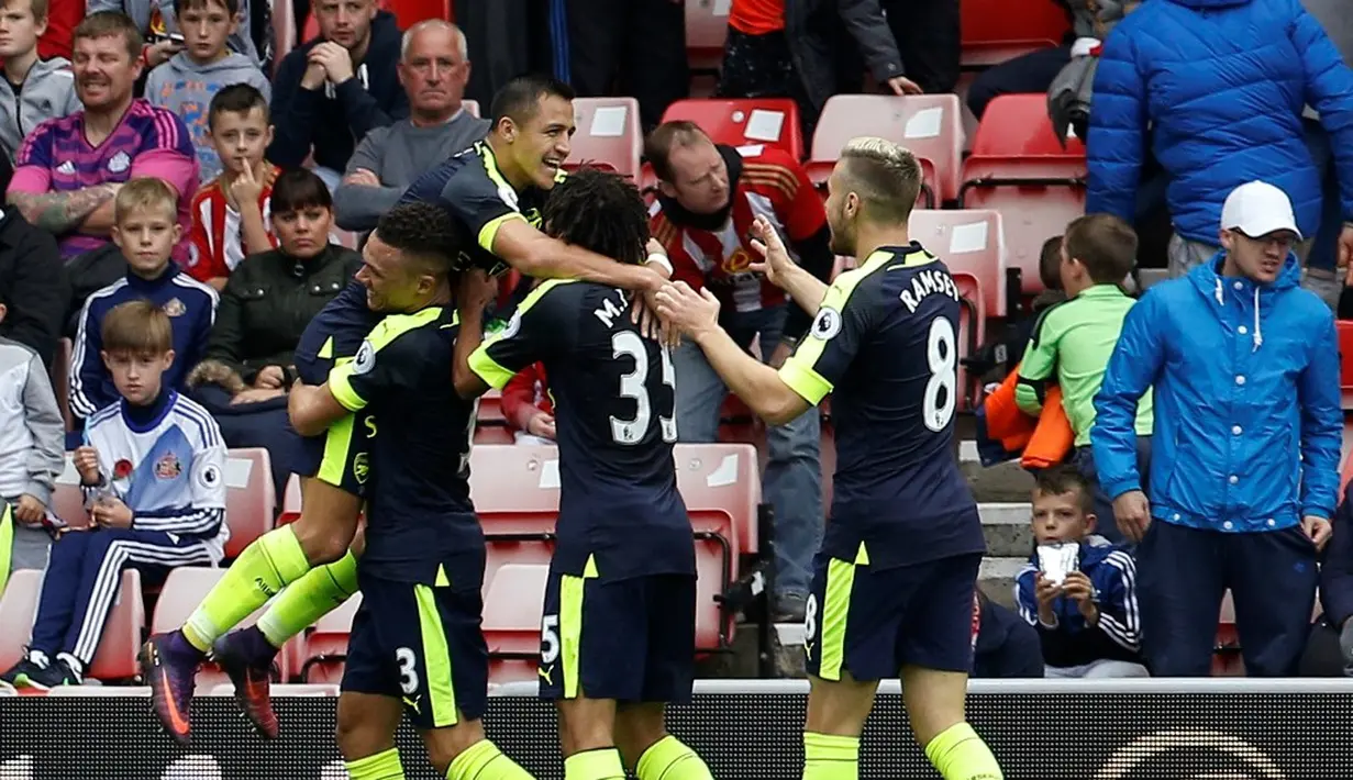 Pemain Arsenal, Alexis Sanchez, merayakan golnya ke gawang Sunderland dalam laga Premier League di Stadium of Light, Sabtu (29/10/2016). (Action Images via Reuters/Craig Brough)