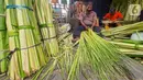 Pedagang membuat kulit ketupat dari anyaman daun kelapa muda (janur) di Pasar Pondok Labu, Jakarta Selatan, Kamis (30/7/2020). Memasuki Hari Raya Idul Adha, pedagang musiman kulit ketupat menjualnya dengan harga Rp 5 ribu hingga Rp 15 ribu. (Liputan6.com/Fery Pradolo)