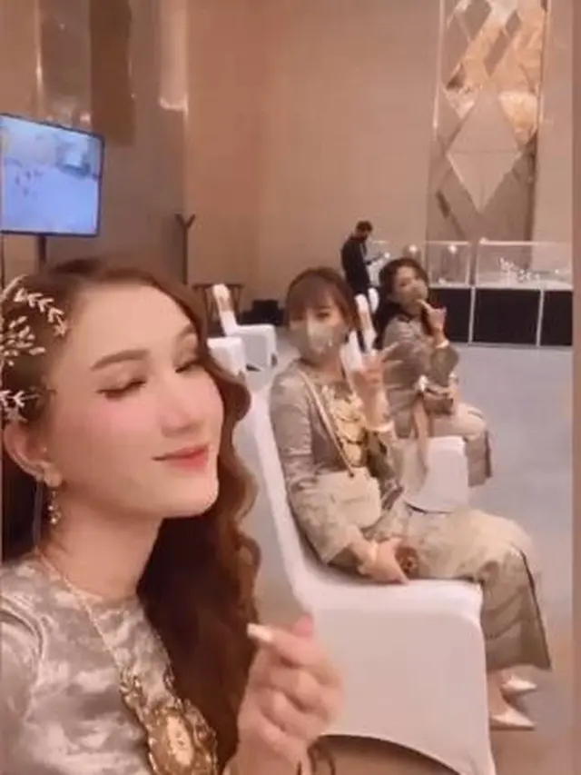 7 Potret Bridesmaids Pernikahan Ria Ricis, Tampil dengan Kebaya Menawan