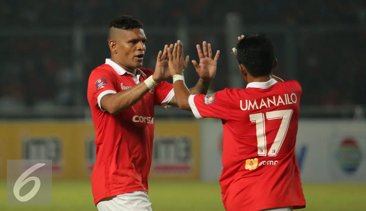 Penyerang Persija, Jose Adolfo Guerra (kiri) melakukan tos dengan gelandang Persija, Ambrizal Umanailo di Torabika Soccer Championship presented by IM3 Ooredoo, Stadion GBK Jakarta, Jumat(13/5). Persija menang 2-1. (Liputan6.com/Helmi Fithriansyah)