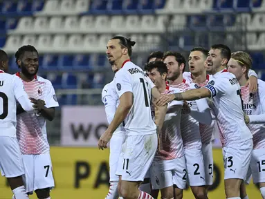 Penyerang AC Milan, Zlatan Ibrahimovic berselebrasi dengan rekan-rekannya usai mencetak gol keduannya ke gawang Cagliari pada pertandingan Liga Serie A Italia di Sardegna Arena, Selasa (19/1/2021). Ibrahimovic mencetak dua gol di pertandingan ini. (AFP/Alberto Pizzoli)