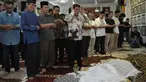Rhoma Irama menjadi imam salat untuk almarhum Idris Sardi di Rumah Kreatif Fadli Zon, Senin (28/4/2014) (Liputan6.com/Panji Diksana).