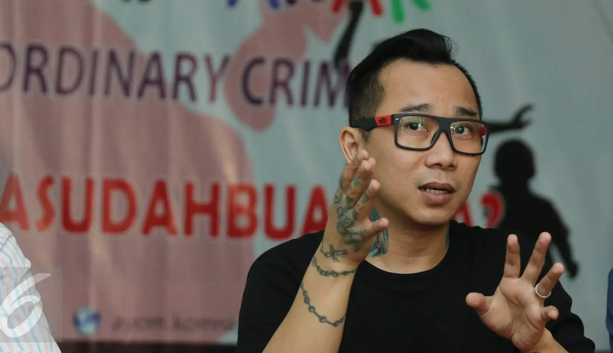 Kiki Mirano memberikan keterangan pers usai memenuhi panggilan Komnas Perlindungan Anak di Jakarta, Kamis (28/4). Kedatangan Kiki Mirano untuk dimintai keterangan terkait laporan sang istri, Sheila Marcia beberapa waktu lalu (Liputan6.com/Herman Zakharia)