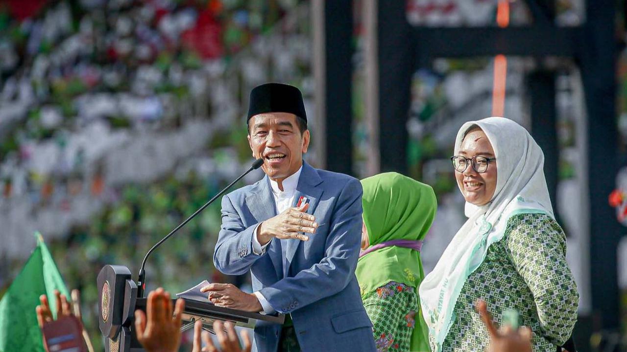 Presiden Joko Widodo atau Jokowi menghadiri perayaan Hari Kelahiran (Harlah) ke-78 Muslimat NU di Stadion Utama Gelora Bung Karno, Jakarta, Sabtu (20/1/2024). Dalam momen tersebut Jokowi berpesan agar jangan sampai masyarakat diadu domba oleh pihak-pihak