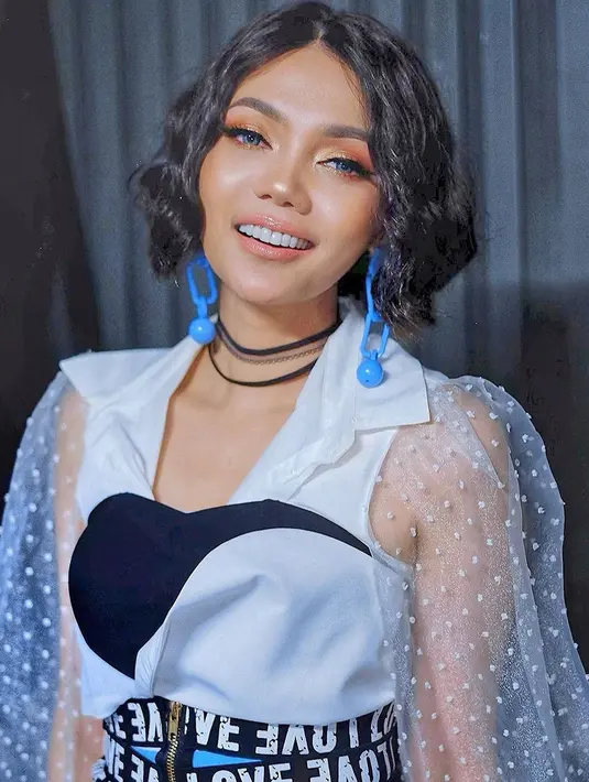 Gaya makeup yang lebih pop dari Rina Nose. Ia berhasil tampil awet muda bak remaja di sini dengan makeup bernuansa oranye. Mana gaya makeup Rina Nose yang paling jadi favoritmu, Sahabat FIMELA? [Foto: Instagram/rinanose16]