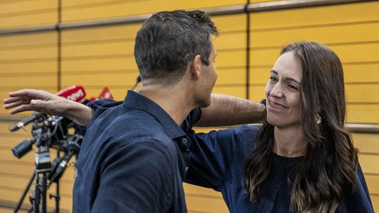 Momen PM Selandia Baru Jacinda Ardern Mengundurkan Diri, Peluk Tunangan