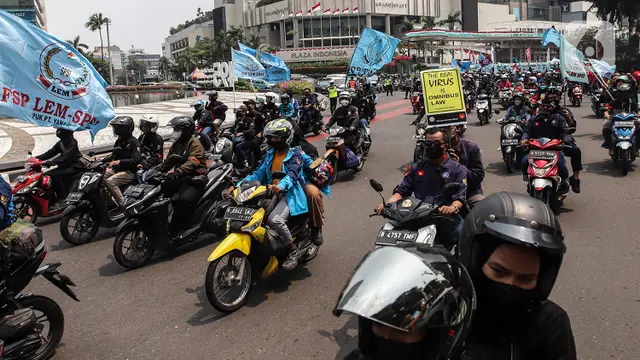 Konvoi Buruh Jelang Unjuk Rasa di Depan Gedung DPR