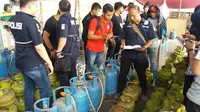 Jajaran Polda Metro Jaya saat menggerebek lokasi yang diduga menjadi oplosan gas elpiji. (Liputan6.com/Hanz Jimenez Salim)