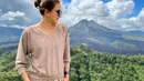 Tak ketinggalan kacamata selalu dikenakan penyanyi juga pemeran saat liburan bertema alam. Baju comfy berwarna cokelat kali ini jadi pilihan Donna Agnesia mengiringi hari-harinya. (Liputan6.com/IG/@dagnesia).