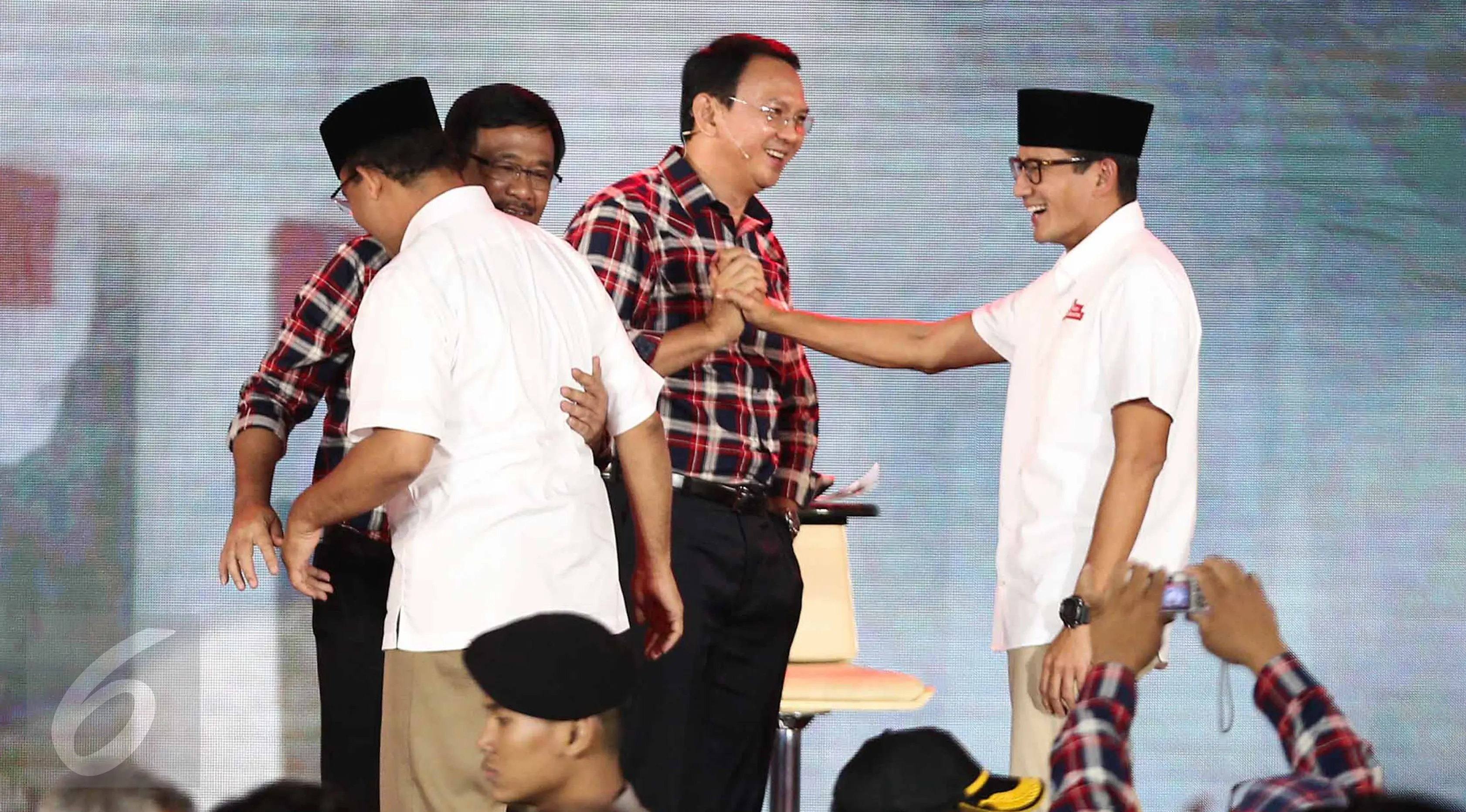 Pasangan Ahok-Djarot bersalaman dengan Anies-Sandi usai Debat Cagub DKI Jakarta putaran ketiga di Hotel Bidakara, Jakarta, Jumat (10/2). Tema debat ke-3 terkait masalah kependudukan dan peningkatan kualitas hidup masyarakat.(Liputan6.com/Faizal Fanani)