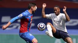 Gelandang Manchester City, Raheem Sterling (kanan) berebut bola dengan bek Crystal Palace, Joel Ward dalam laga lanjutan Liga Inggris 2020/2021 pekan ke-34 di Selhurst Park, London, Sabtu (1/5/2021). Manchester City menang 2-0 atas Crystal Palace. (AP/Clive Rose/Pool)
