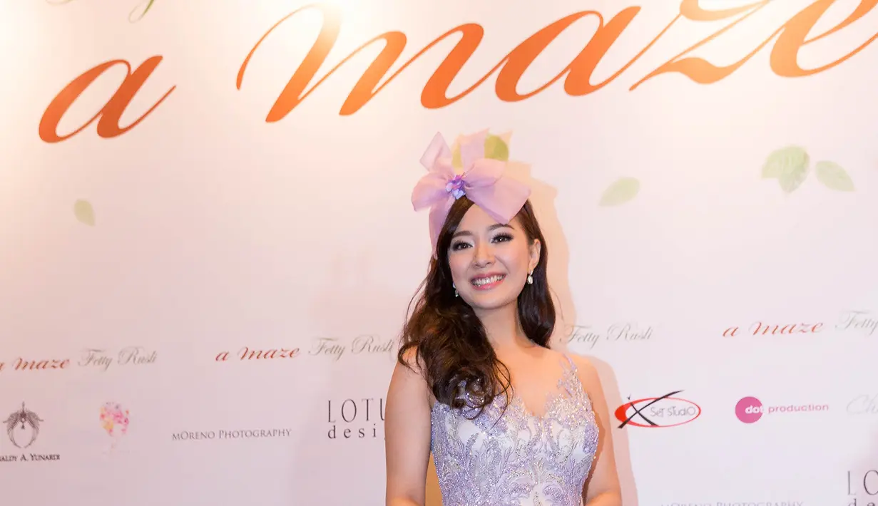 Dimalam acara ‘A Maze’, Yuanita Christiani berhasil menarik perhatian para awak media dan para tamu yang hadir dalam acara tersebut. Yuanita nampak mengenakan gaun panjang yang membuatnya sangat elegan.  (Desmond Manullang/Bintang.com)