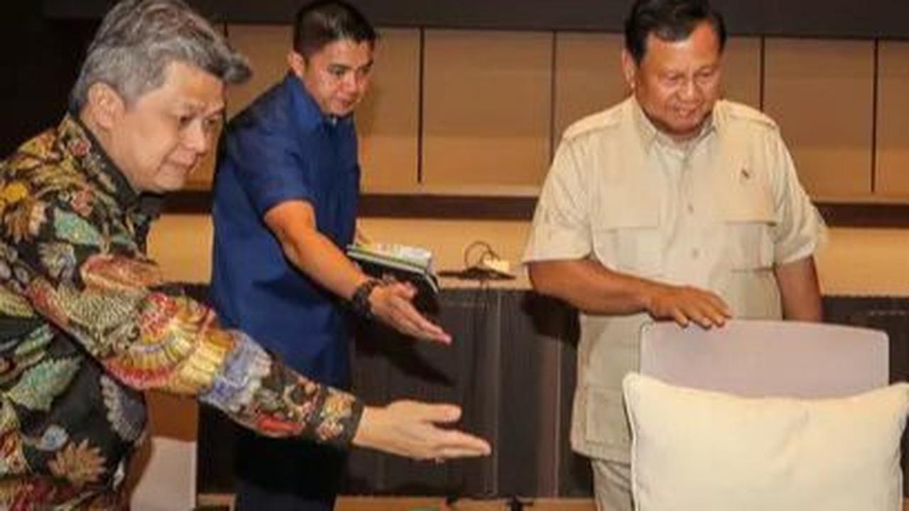 Calon presiden nomor urut 2, Prabowo Subianto menemui&nbsp;pengurus Konferensi Waligereja Indonesia (KWI) untuk berdiskusi terkait Pemilu 2024 di Gedung KWI, Menteng, Jakarta Pusat, Jumat (26/1/2024). Foto: Liputan6.com/Angga Yuniar