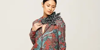 Hari Batik Nasional yang diperingati pada tanggal 2 Oktober 2024, selalu dinanti. Momen penting ini didedikasikan untuk merayakan dan melestarikan kekayaan warisan budaya Indonesia. Batik, sebagai salah satu kekayaan budaya, bukan hanya sekadar wastra, namun juga merupakan ungkapan seni dan identitas bangsa yang menjadi kebanggaan Tanah Air. Dalam semangat memperingati hari istimewa ini, Amanda Hartanto, seorang desainer tekstil meluncurkan koleksi terbaru dan instalasi yang bertajuk &ldquo;The 5 Senses of Batik&rdquo;. [ Foto dok : Amanda Hartanto Batik ]