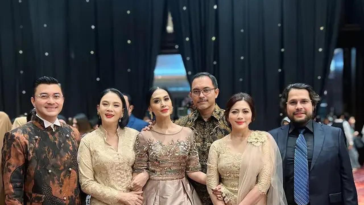 8 Potret Artis Hadir di Pernikahan Anak Bella Saphira, Jadi Ajang Reuni Artis Lawas 90-an
