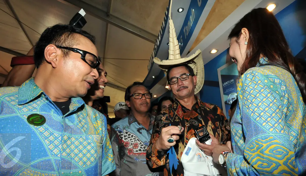 Menteri Agraria dan Tata Ruang Ferry Mursidan Baldan melihat aksesoris perhiasan saat pameran pertanahan, Senayan, Jakarta, Jumat (6/11). Pameran dalam rangka perayaan hari Agraria dan Tata Ruang ini digelar hingga 8 November  (Liputan6.com/Helmi Afandi)