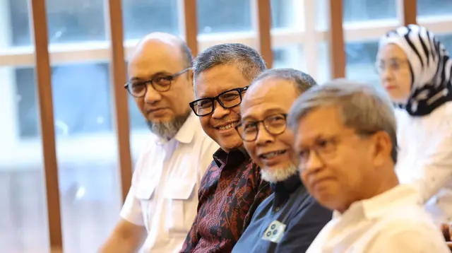 Sekjen DPP PDI Perjuangan,  Hasto Kristiyanto duduk bersama dengan Rocky Gerung, Bambang Widjojanto, dan Novel Baswedan pada kulian umum di Universitas Indonesia. (Istimewa)