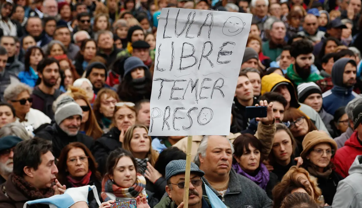 Ribuan orang berdemonstrasi menentang kebijakan Presiden Mauricio Macri di Buenos Aires, Argentina, Senin (9/7). Demonstran menentang perjanjian antara IMF dan pemerintah Argentina. (AP Photo/Jorge Saenz)
