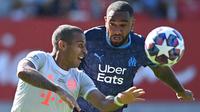 Gelandang Bayern Munchen, Thiago Alcantara, berebut bola dengan bek Marseille, Jordan Amavi, pada laga persahabatan di Allianz Arena, Sabtu (1/8/2020) dini hari WIB. Bayern Munchen menang 1-0 atas Marseille. (AFP/Christof Stache/various sources)