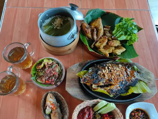 Sajian Malam dengan Suasana Tradisional