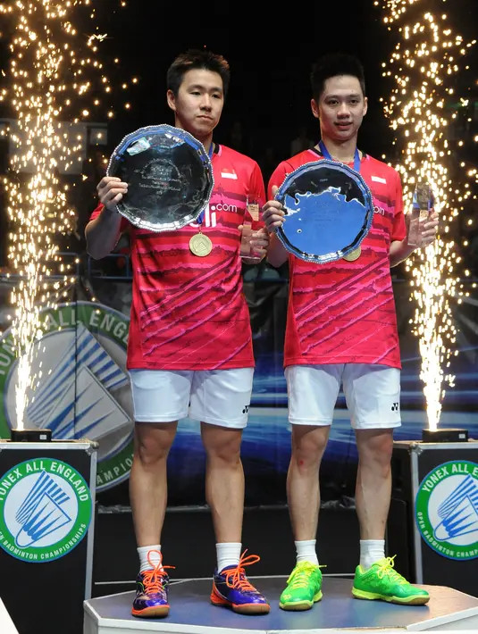 Ganda putra Indonesia, Marcus Fernaldi Gideon dan Kevin Sanjaya Sukamuljo berpose setelah menjuarai All England Open di Birmingham, Inggris, Minggu (12/3). Pada babak final, Marcus/Kevin menaklukkan Li Junhui/Liu Yuchen (Tiongkok). (AP Photo/Rui Vieira)