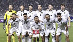 Skuad Timnas Indonesia berfoto jelang pertandingan melawan Jepang pada laga pemungkas Grup C Kualifikasi Piala Dunia 2026 di Panasonic Stadium Suita, Osaka, Selasa (10/6/2025) sore WIB. (Shohei Miyano/Kyodo News via AP)