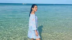 Beginilah penampilan Titi Kamal saat menikmati liburan serunya di Banyuwangi. Berkunjung ke area pantai yang ada di Pulau Tabuhan, pemain film Makmum itu muncul dengan memakai floral dress yang cantik. (Liputan6.com/IG/@titi_kamall)