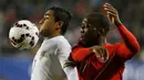 Penyerang Bolivia, Alcides Pena (kiri) mengontrol bola dari kejaran bek Peru, Luis Advincula  saat Copa Amerika 2015 di Estadio Municipal Bicentenario, Chile, (25/6/2015). Peru melaju ke semifinal usai mengalahkan Bolivia 3-1. (REUTERS/Andres Stapff)