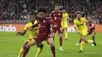 Pemain Bayern Leroy Sane, kanan, ditantang oleh Pervis Estupinan dari Villarreal selama pertandingan leg kedua perempat final Liga Champions antara Bayern Munich dan Villareal di Allianz Arena, di Munich, Jerman, Selasa, 12 April 2022. (AP Photo/Matthias