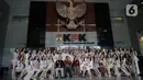 Wakil Ketua KPK Lili Pintauli Siregar (tengah) berfoto bersama finalis Puteri Indonesia saat menyambangi Gedung Merah Putih KPK di Jakarta, Selasa (3/3/2020). Kunjungan para finalis Puteri Indonesia  yang berjumlah 39 orang tersebut untuk memperoleh pengetahuan antikorupsi. (merdeka.com/Dwi Narwoko)