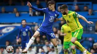 Gelandang Chelsea, Kai Havertz berebut bola dengan pemain Norwich City, Grant Hanley pada pertandingan lanjutan Liga Inggris di Stadion Stamford Bridge di London, Sabtu (23/10/2021). Kemenangan ini membuat Chelsea nyaman di puncak klasemen dengan 22 poin dari 9 laga. (AP Photo/Ian Walton)