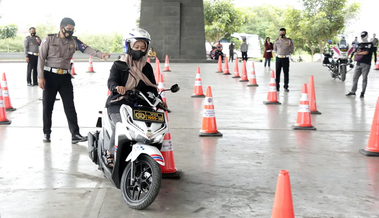 Karyawan AO Mekaar mengikuti safety driving di Bandung, Jawa Barat (5/03/2022). Kegiatan safety driving yang digelar PT Permodalan Nasional Madani (PNM) melalui afiliasinya PT Mitra Utama Madani (MUM) guna melatih berkendara yang baik dalam rutinitas pekerjaan di lapangan. (Liputan6.com/HO/PNM)