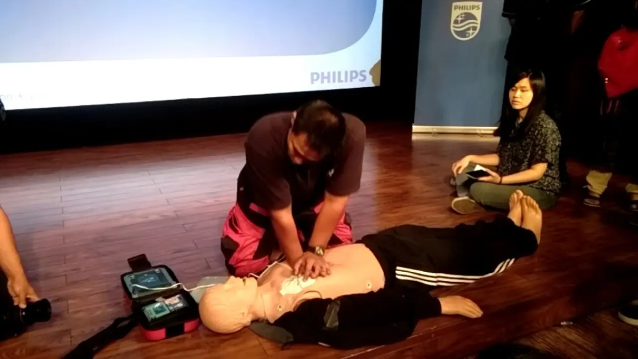 Pelatihan pertolongan CPR menggunakan alat AED