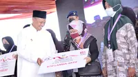 Wakil Gubernur Jawa Barat Uu Ruzhanul Ulum saat menghadiri acara Hari Lanjut Usia Nasional (HLUN) ke-26 Tahun 2022 bersama Menteri Sosial Republik Indonesia Tri Rismaharini di Rumah Sakit Singaparna Medika Citrautama (SMC), Kabupaten Tasikmalaya, Minggu (29/5/2022). (Foto: Biro Adpim Jabar).