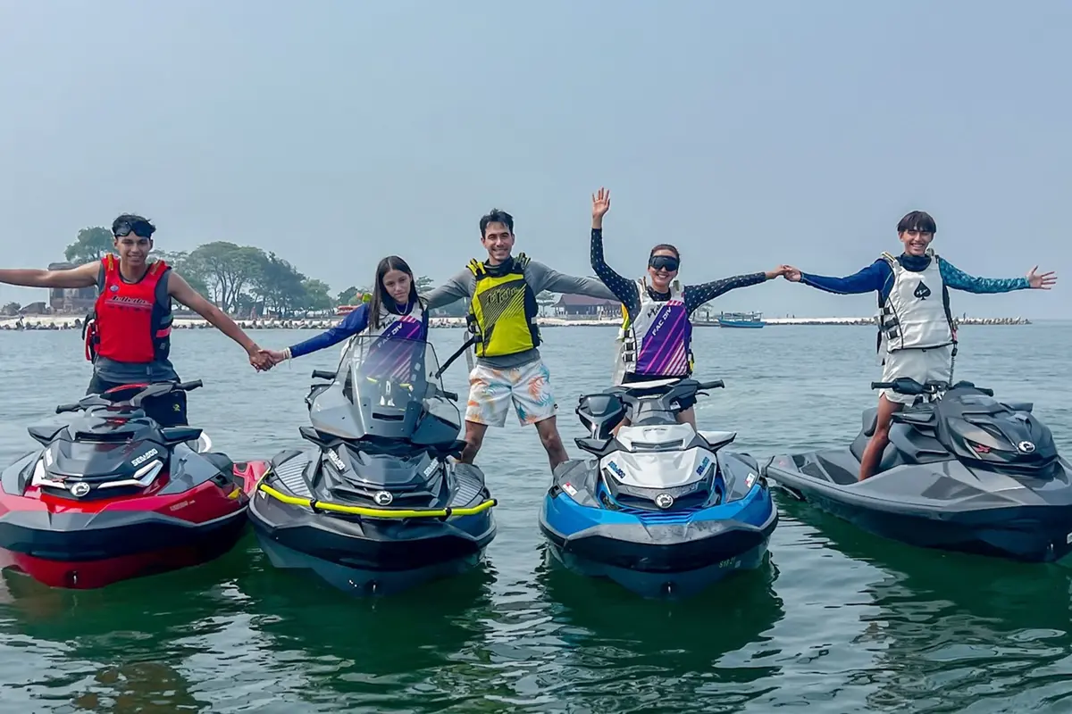 Potret Liburan Keluarga Darius Sinathrya ke Pulau Bidadari, Seru Main Jet Ski