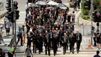 Pengacara menyeberang jalan saat berdemonstrasi di Hong Kong, Rabu (7/8/2019). Ratusan pengacara bergabung dalam barisan massa prodemokrasi menolak RUU Ekstradisi yang kontroversial. (AP Photo/Kin Cheung)