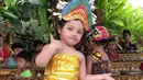 Sedangkan dalam video lainnya, terlihat anak kedua pasangan ini juga berdandan pakaian Bali. Berbeda dengan Arsy yang menari, sedangkan adiknya terlihat sibuk ingin ikut memainkan alat musik. (Instagram/ashanty_ash)
