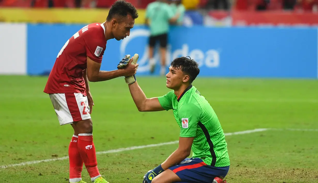 Hingga laga usai, skor 4-2 bertahan untuk kemenangan Timnas Indonesia. (AFP/Roslan Rahman)