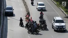 Sejumlah kendaraan melawan arah di kawasan Petukangan, Jakarta, Senin (18/6). Banyak pengendara mengabaikan keselamatan berlalu lintas di momen libur Lebaran dengan melawan arah hingga tidak mengenakan helm saat berkendara. (Liputan6.com/Angga Yuniar)