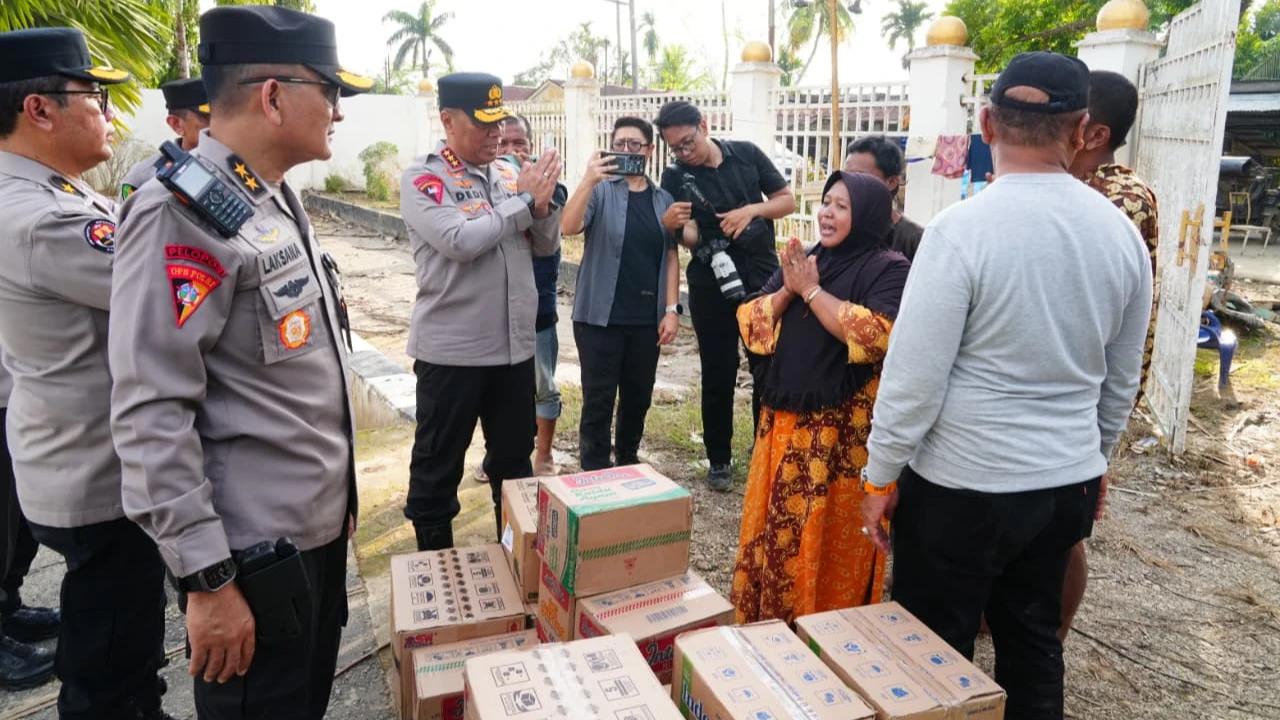 Momen Wakapolri Dihampiri Ibu Bhayangkari Menangis Lapor Asrama Hancur di Aceh Tamiang, Janji Bantuan Cepat Tersalurkan