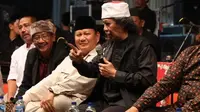 Menteri Pertahanan Prabowo Subianto  menghadiri acara Sinau Bareng Cak Nun di Pondok Segoro Agung Kecamatan Trowulan Kabupaten Mojokerto Jawa Timur. (Foto: Dokumentasi Tim Media Prabowo Subianto).