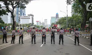Polisi berjaga saat massa dari berbagai elemen buruh berunjuk rasa di kawasan Patung Kuda, Jakarta, Kamis (22/10/2020). Dalam aksinya, massa meminta dikeluarkannya Perppu pencabutan UU Cipta Kerja. (Liputan6.com/Faizal Fanani)