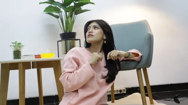 wanita november emosi sedih