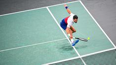 Petenis Serbia Novak Djokovic mengembalikan bola dalam pertandingan tenis perempat final tunggal putra ATP Paris Masters melawan Taylor Fritz  di Paris, Jumat (5/11/2021). (AFP/Christophe Archambault)