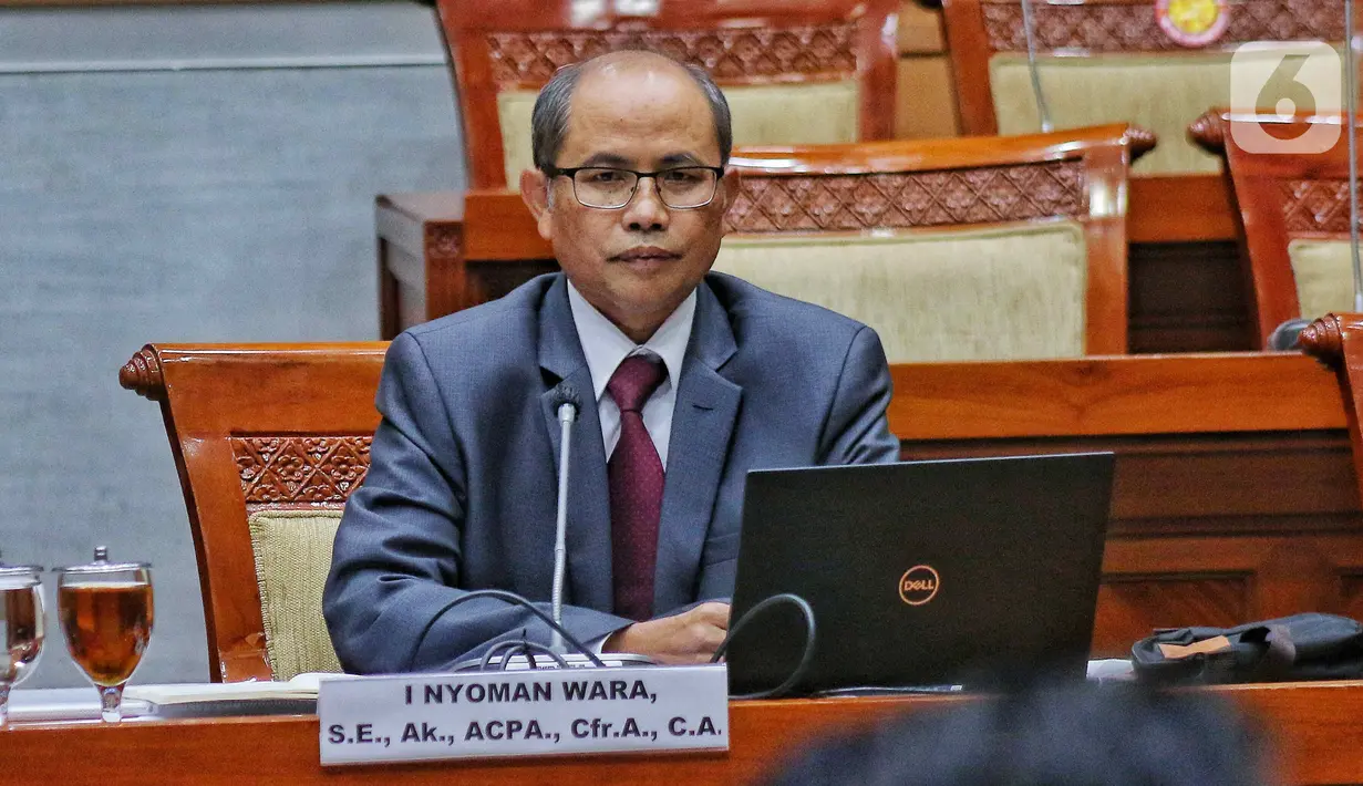 Auditor Badan Pemeriksa Keuangan (BPK), I Nyoman Wara bersiap mengikuti Uji Kelayakan dan Kepatutan (fit and proper test) Calon Pengganti Komisioner Komisi Pemberantasan Korupsi (KPK) di Ruang Rapat Komisi III DPR, Kompleks Parlemen, Senayan, Rabu (28/9/2022). Uji Kelayakan dan Kepatutan Calon Pengganti Komisioner KPK diikuti dua orang yakni Direktur Tata Usaha Negara Kejaksaan Agung, Johanis Tanak dan Auditor Badan Pemeriksa Keuangan (BPK), I Nyoman Wara yang akan menggantikan Lili Pintauli Siregar yang mengundurkan diri. (Liputan6.com/Angga Yuniar)