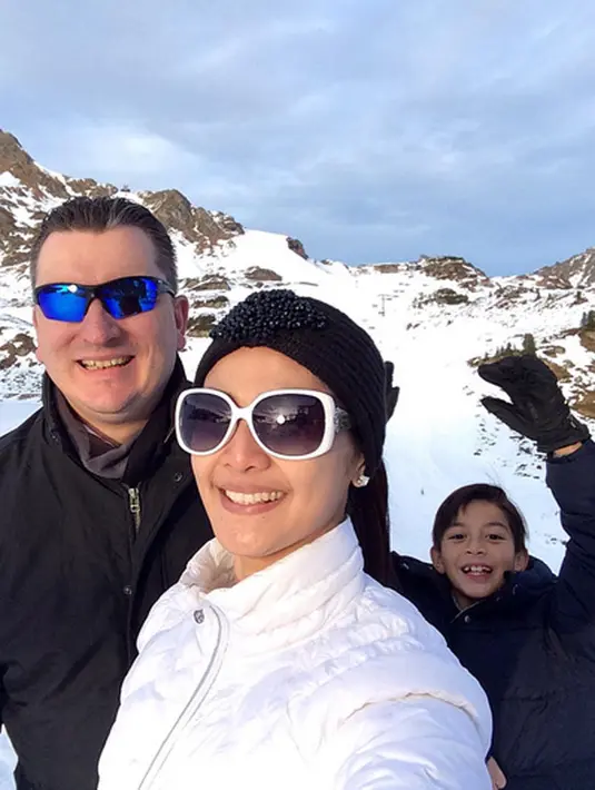 Menurut Maudy, anaknya adalah sosok yang penyayang. Meskipun dengan ekspresi wajah yang datar, namun kasih sayang yang diutarakan Eddy sangat sampai di diri seorang Maudy. (Instagram/Maudykoesnaedi)